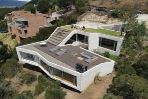 Split-level Hillside House with Roof Terrace, Columbia